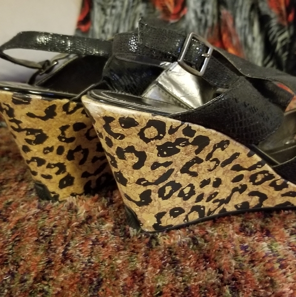 Sz 8 Kenneth Cole Black wedge heel sandals - Picture 6 of 7